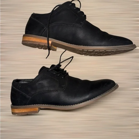 Sleek Black Chukka Boots for Men - Picture 2 of 4